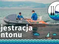 Dwóch mężczyzn płynie pontonem po morzu. Czy ponton trzeba rejestrować? Dowiedz się więcej.