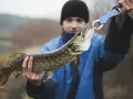 Młody wędkarz z zębaczem złowionym na metodę. Unikaj błędów przy łowieniu na metodę, by cieszyć się sukcesem.