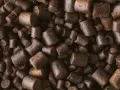 Granulat zanęta na płoć przepis. Ciemnobrązowe, cylindryczne i kwadratowe granulki tworzą gęstą masę.