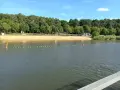 Piękny, piaszczysty brzeg i spokojna tafla wody na nowym mieście zalew. Idealne miejsce na relaks wśród zieleni.