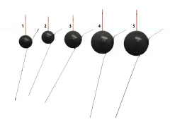 Pięć czarnych spławików o różnej gramaturze (4, 4, 10, 25, 30 gr) z czerwonymi antenkami. Idealne, by wybrać jaki spławik na rzekę.