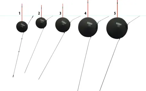 Pięć czarnych spławików o różnej gramaturze (4, 4, 10, 25, 30 gr) z czerwonymi antenkami. Idealne, by wybrać jaki spławik na rzekę.
