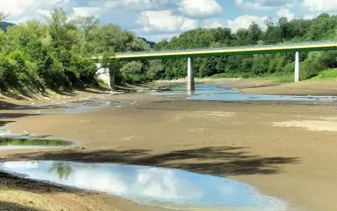 Niski stan wody w rzece, odsłonięte dno i nieliczne kałuże. Gdzie szukać suma w rzece? Pod mostem, w głębszych miejscach.
