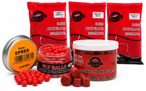 Domowe przynęty na ryby: czerwone kulki i pellety w opakowaniach Beta-mix, gotowe do akcji.
