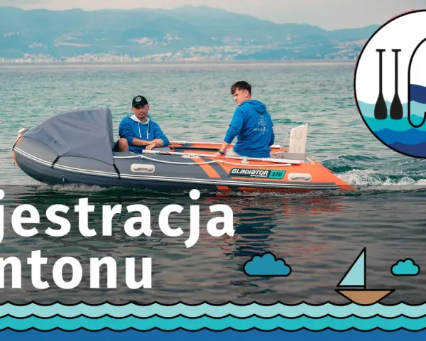 Dwóch mężczyzn płynie pontonem po morzu. Czy ponton trzeba rejestrować? Dowiedz się więcej.