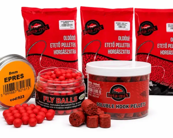 Domowe przynęty na ryby: czerwone kulki i pellety w opakowaniach Beta-mix, gotowe do akcji.