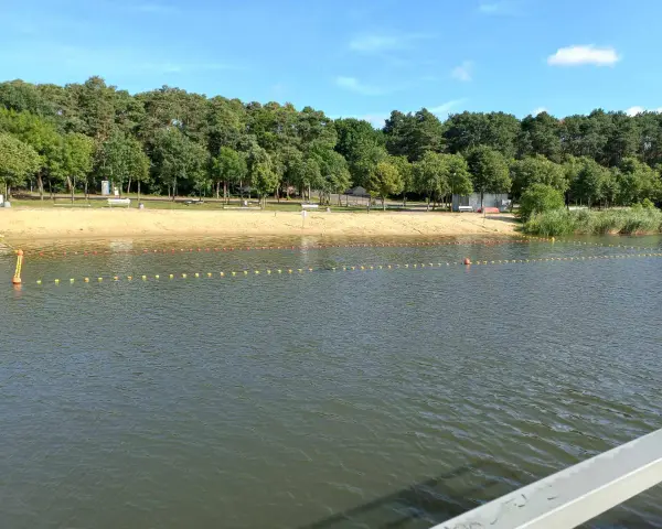 Piękny, piaszczysty brzeg i spokojna tafla wody na nowym mieście zalew. Idealne miejsce na relaks wśród zieleni.