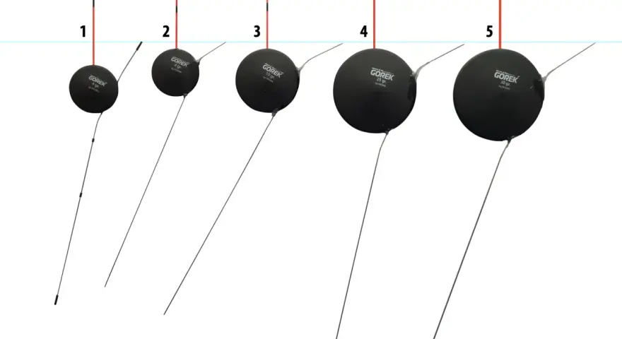 Pięć czarnych spławików o różnej gramaturze (4, 4, 10, 25, 30 gr) z czerwonymi antenkami. Idealne, by wybrać jaki spławik na rzekę.