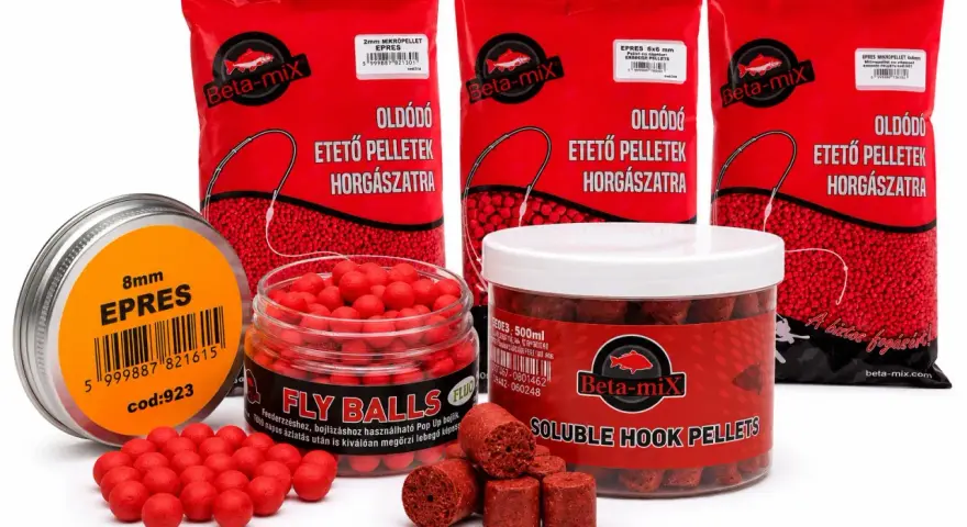 Domowe przynęty na ryby: czerwone kulki i pellety w opakowaniach Beta-mix, gotowe do akcji.