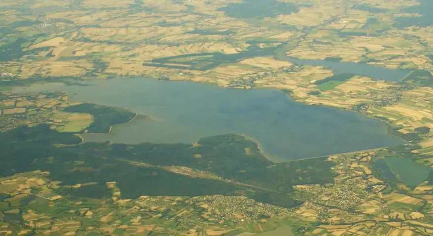 Jezioro Goczałkowickie z lotu ptaka. Widać jego rozległą taflę i otaczające pola uprawne. Głębokość jeziora jest trudna do oceny z tej perspektywy.