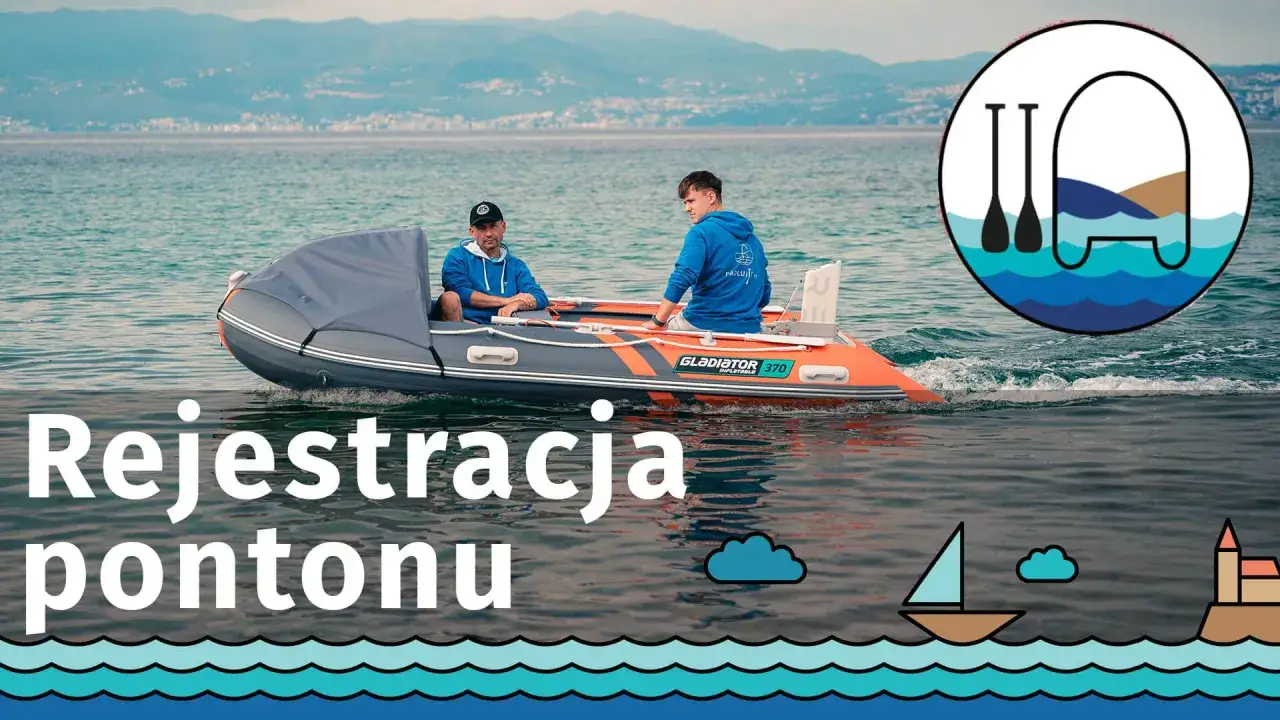 Dwóch mężczyzn płynie pontonem po wodzie. Czy ponton trzeba rejestrować? Dowiedz się więcej.