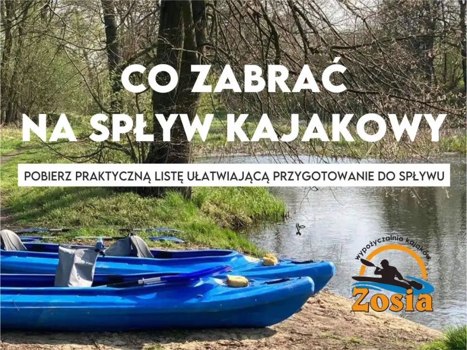 Niebieskie kajaki czekają nad rzeką. Sprawdź, co zabrać na spływ kajakowy, by niczego nie zapomnieć. Pobierz praktyczną listę!